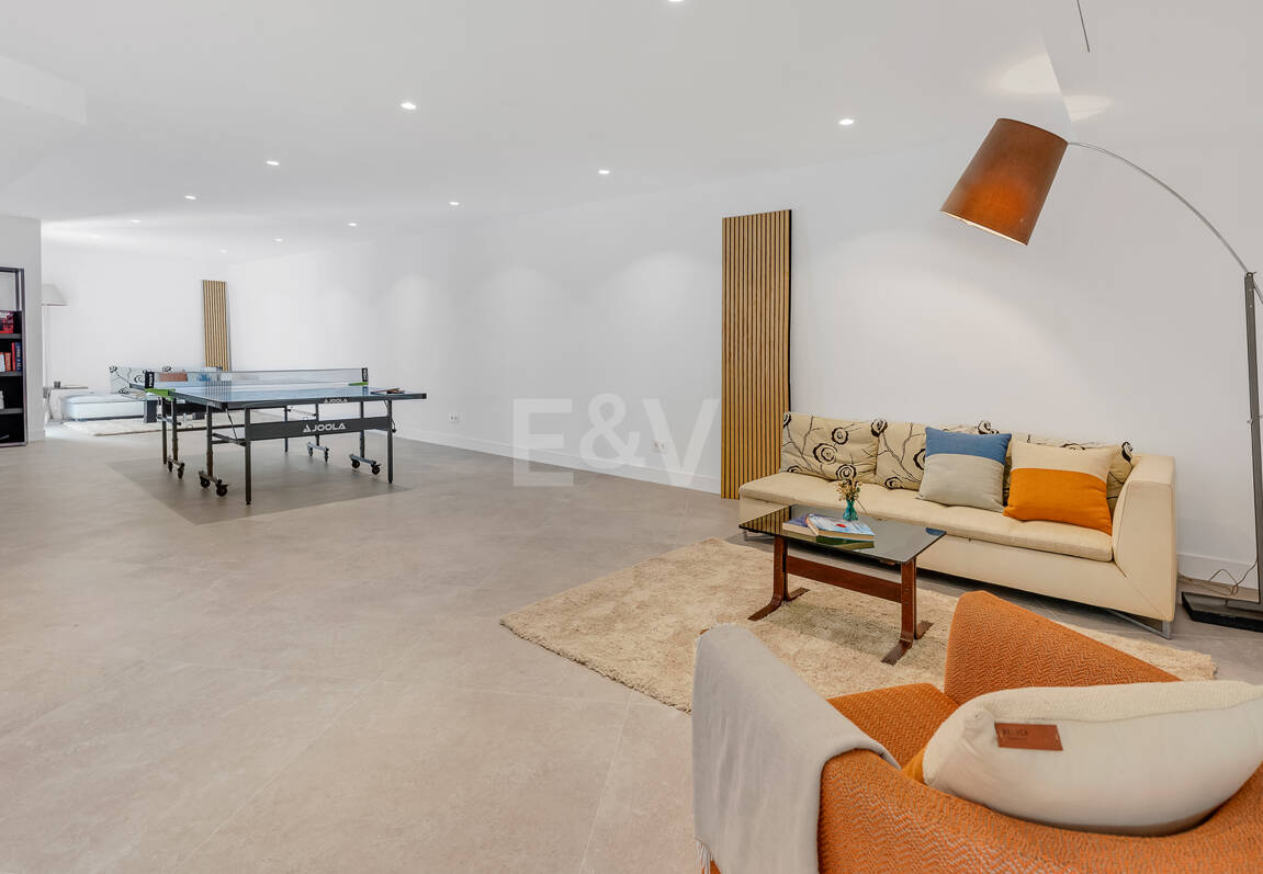 Schöne moderne Villa nur wenige Schritte vom Strand entfernt mit fantastischem Meerblick