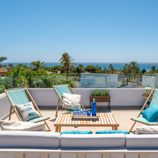 Beautiful Modern Villa steps from the Beach with Fantastic Sea Views