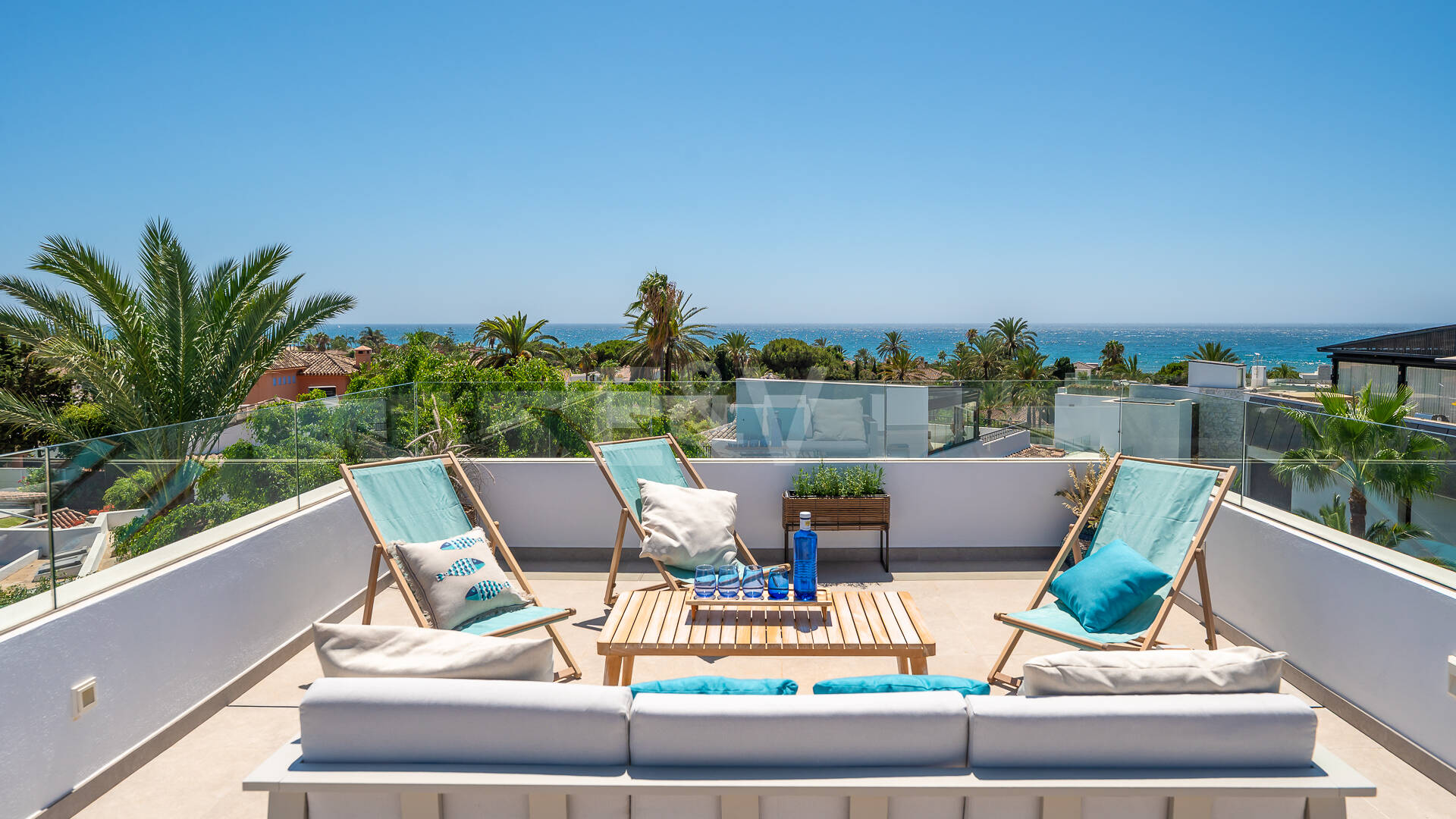 Schöne moderne Villa nur wenige Schritte vom Strand entfernt mit fantastischem Meerblick