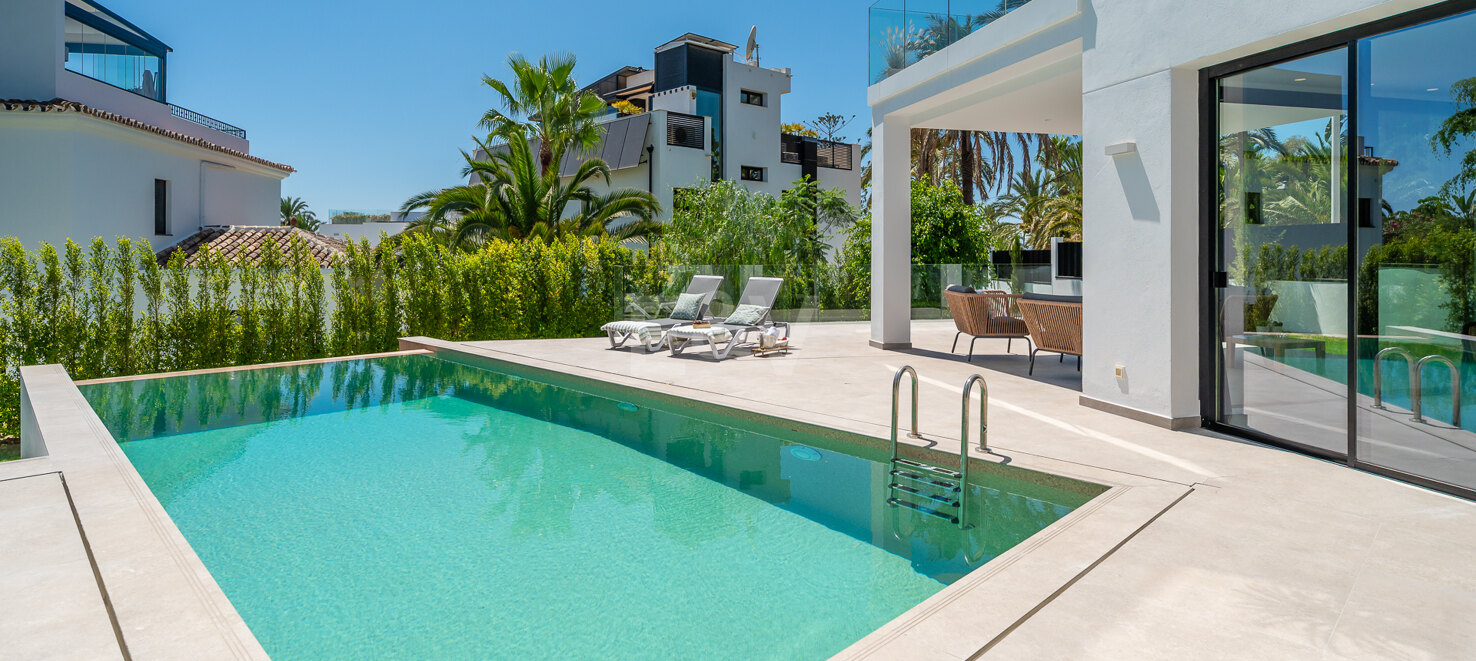 Beautiful Modern Villa steps from the Beach with Fantastic Sea Views