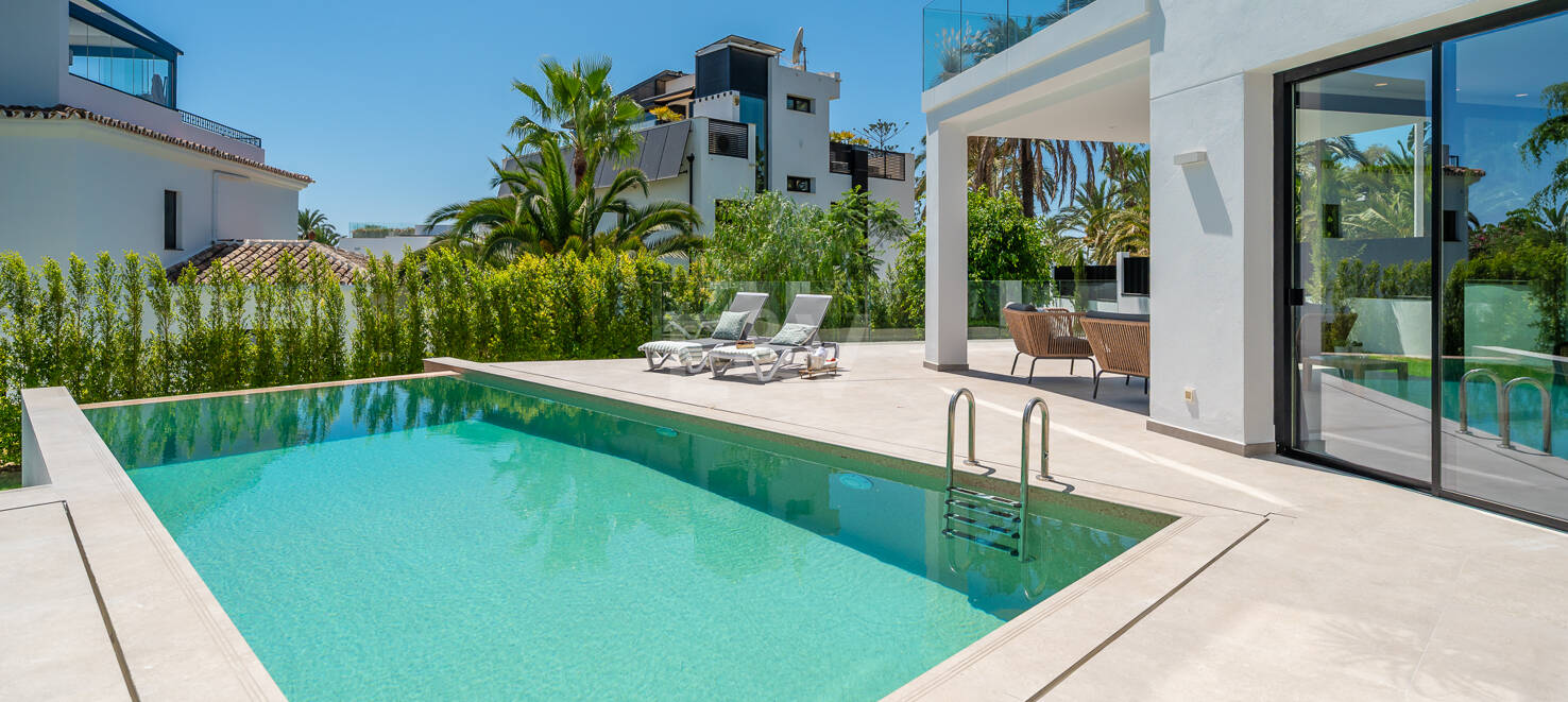 Beautiful Modern Villa steps from the Beach with Fantastic Sea Views