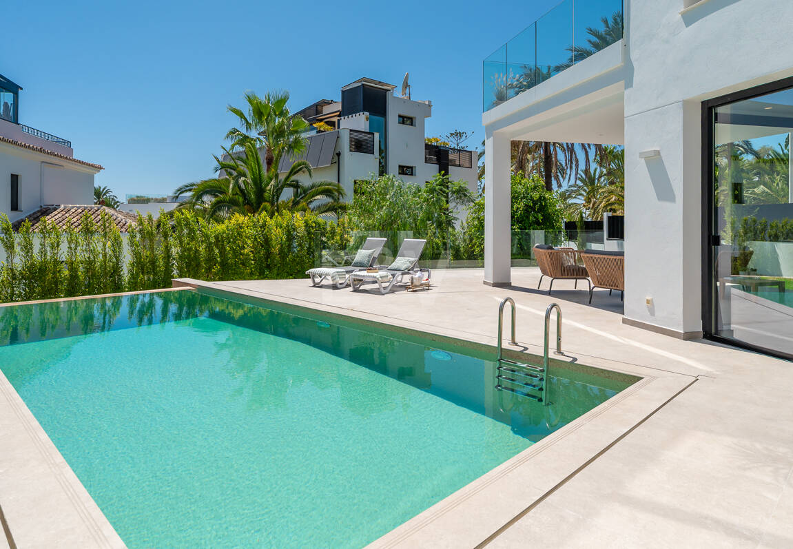 Schöne moderne Villa nur wenige Schritte vom Strand entfernt mit fantastischem Meerblick