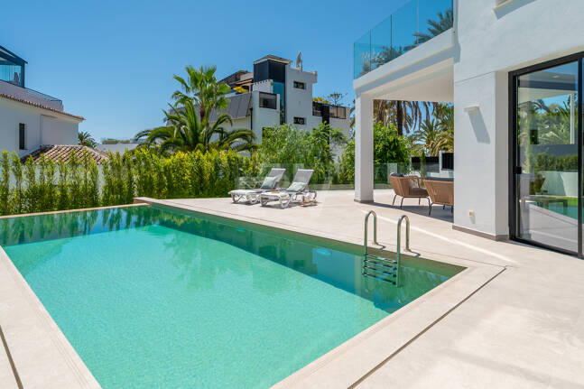 Schöne moderne Villa nur wenige Schritte vom Strand entfernt mit fantastischem Meerblick