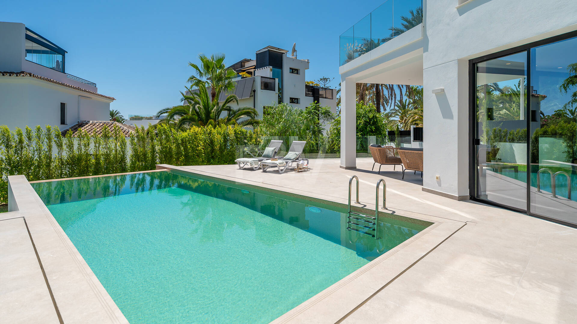 Schöne moderne Villa nur wenige Schritte vom Strand entfernt mit fantastischem Meerblick