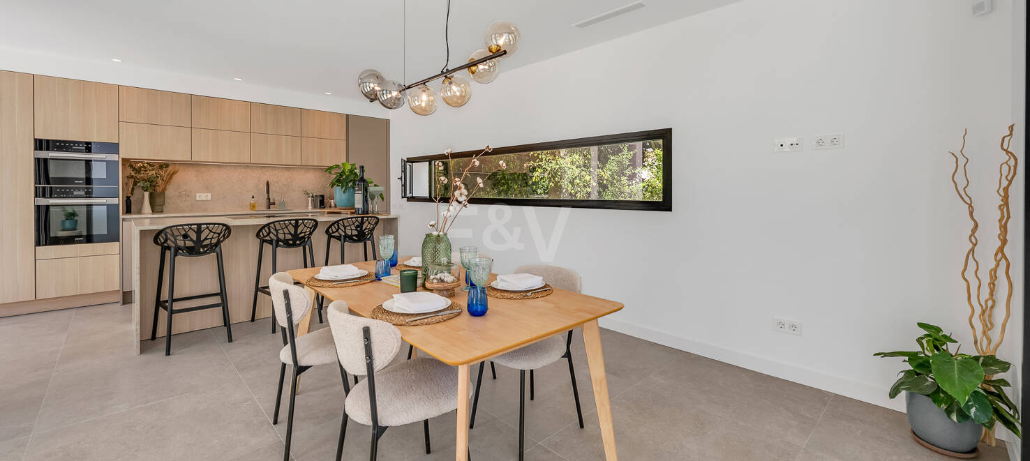 Beautiful Modern Villa steps from the Beach with Fantastic Sea Views