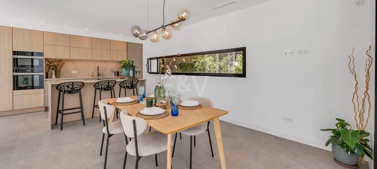 Beautiful Modern Villa steps from the Beach with Fantastic Sea Views