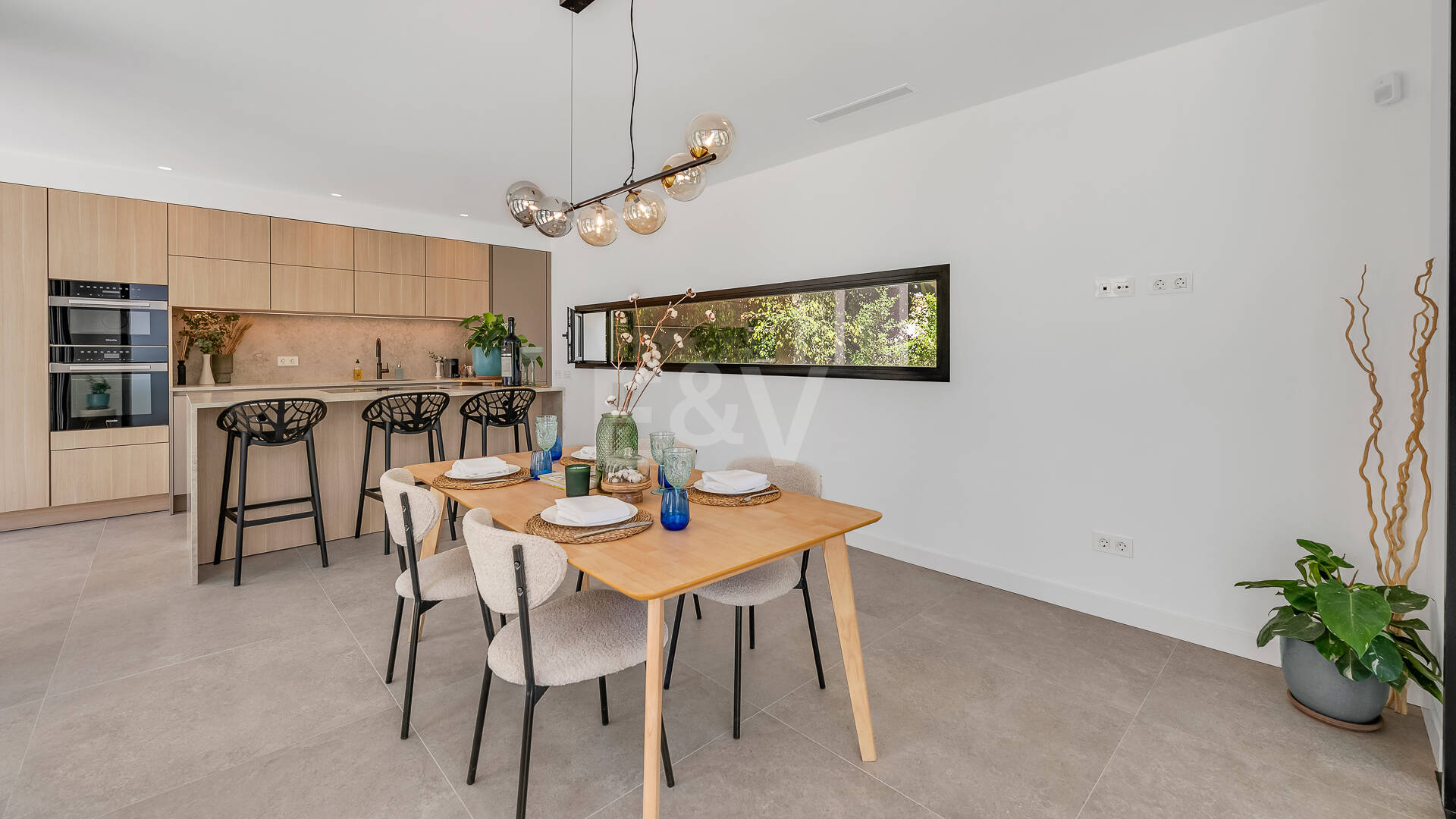 Hermosa villa moderna a pocos pasos de la playa con fantásticas vistas al mar