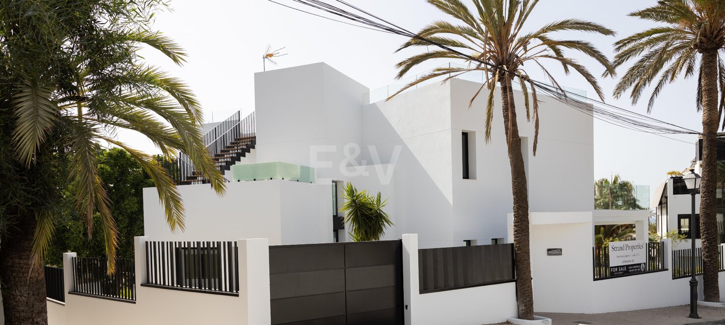 Modern villa with open sea views in Marbesa: