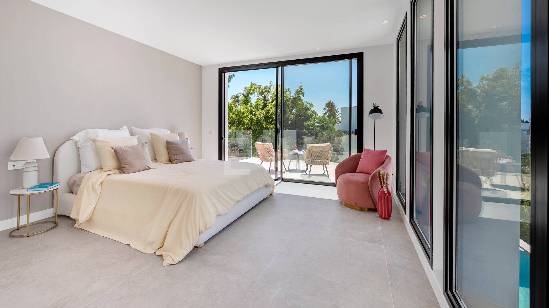 Hermosa villa moderna a pocos pasos de la playa con fantásticas vistas al mar