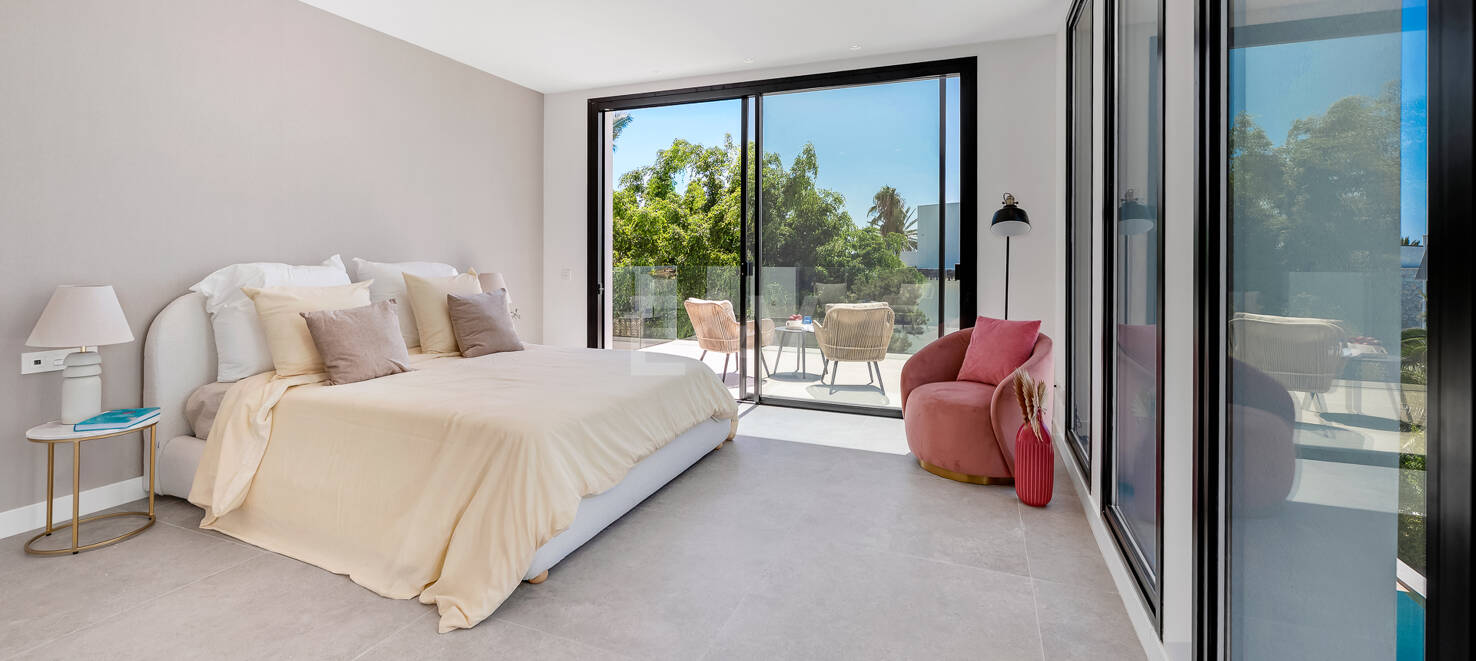 Beautiful Modern Villa steps from the Beach with Fantastic Sea Views