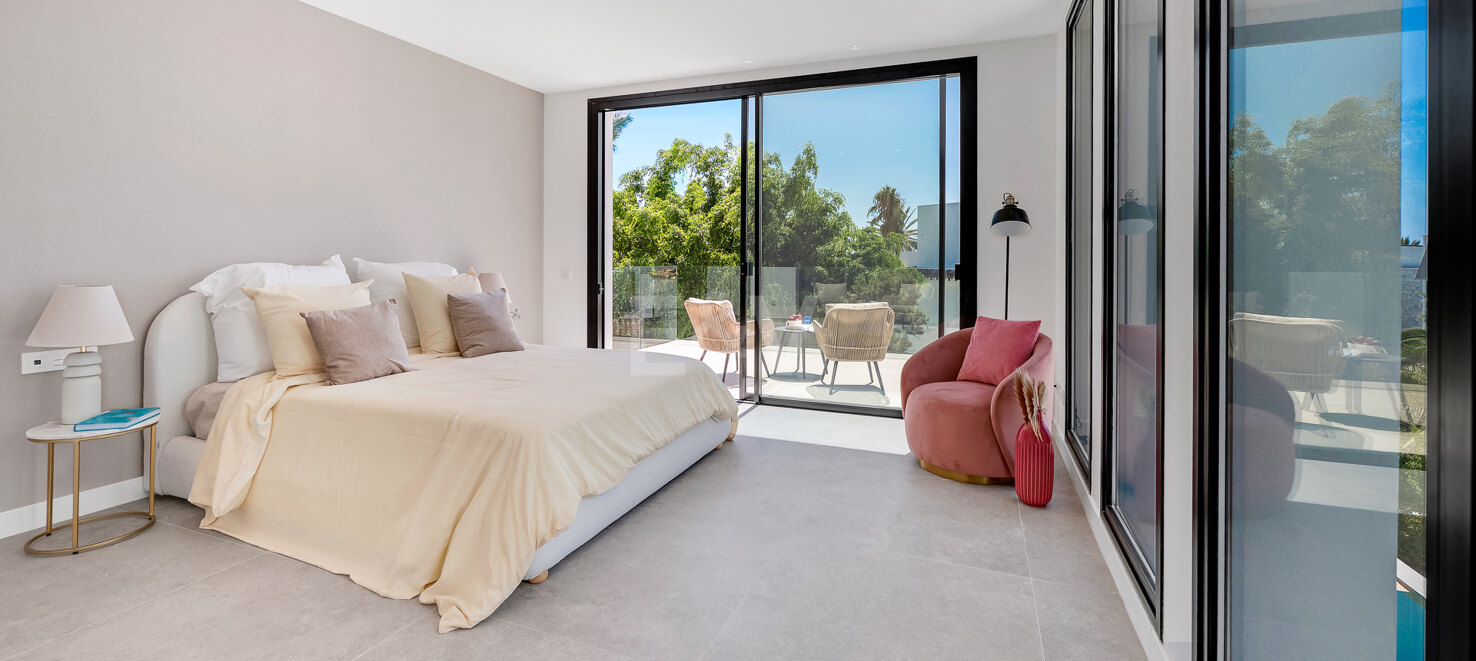 Beautiful Modern Villa steps from the Beach with Fantastic Sea Views
