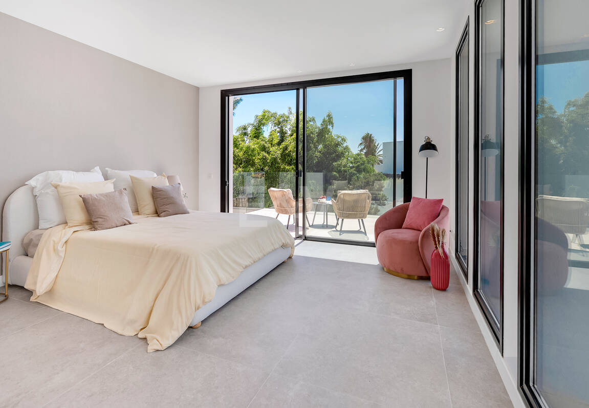 Schöne moderne Villa nur wenige Schritte vom Strand entfernt mit fantastischem Meerblick