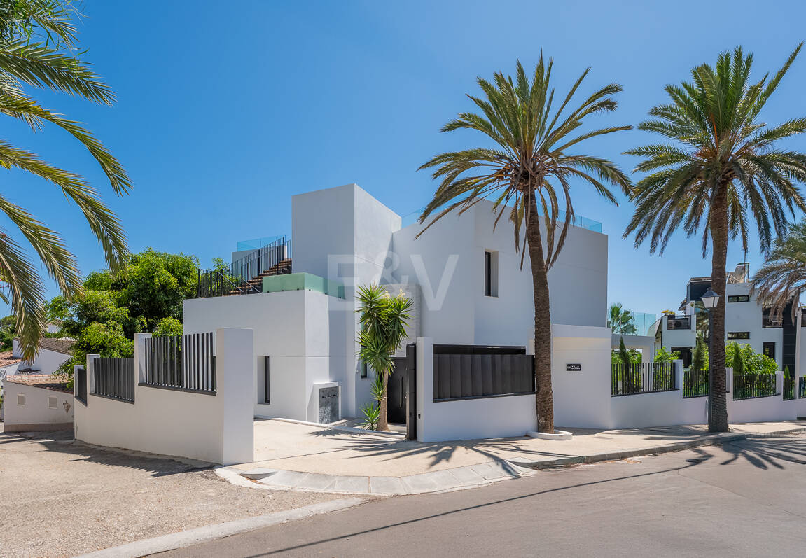 Schöne moderne Villa nur wenige Schritte vom Strand entfernt mit fantastischem Meerblick