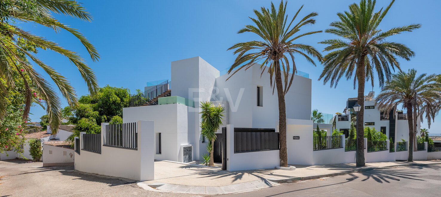 Beautiful Modern Villa steps from the Beach with Fantastic Sea Views