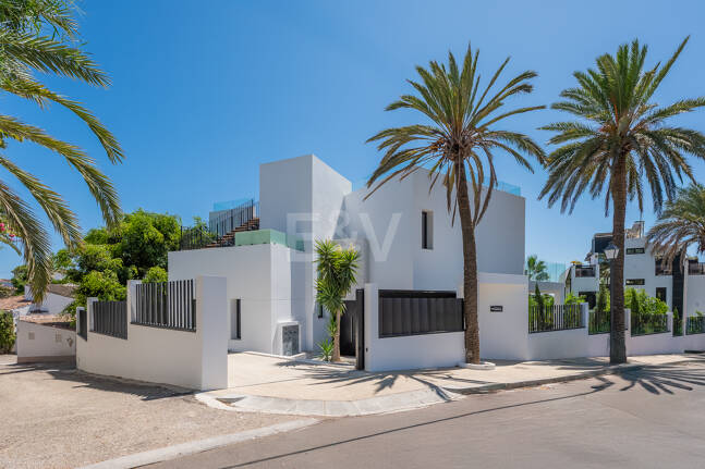 Schöne moderne Villa nur wenige Schritte vom Strand entfernt mit fantastischem Meerblick
