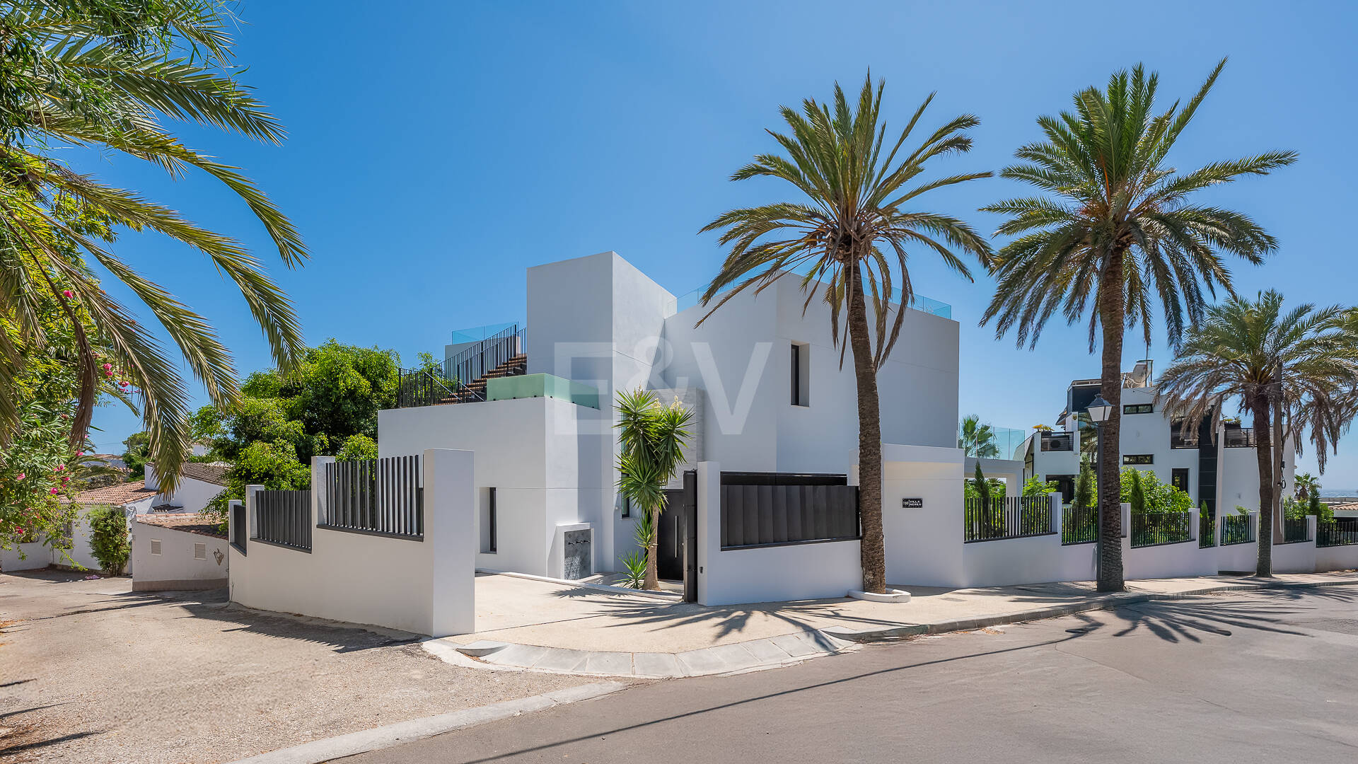 Hermosa villa moderna a pocos pasos de la playa con fantásticas vistas al mar