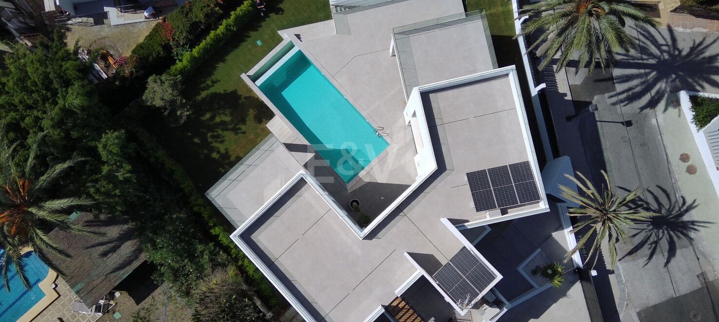 Modern villa with open sea views in Marbesa: