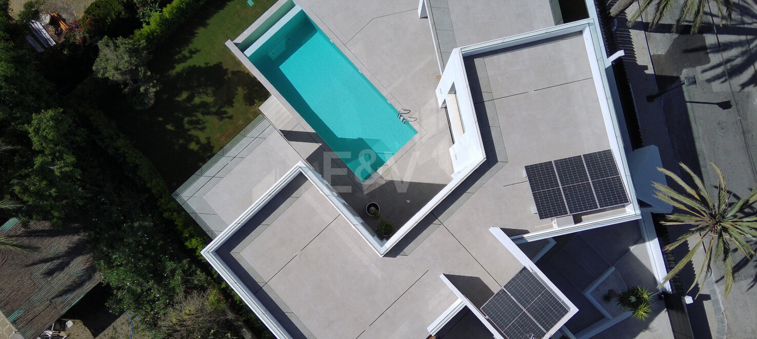 Modern villa with open sea views in Marbesa: