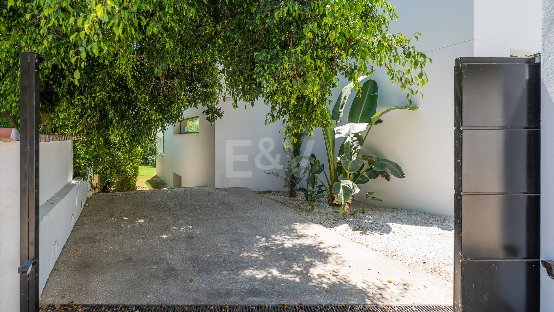 Hermosa villa moderna a pocos pasos de la playa con fantásticas vistas al mar