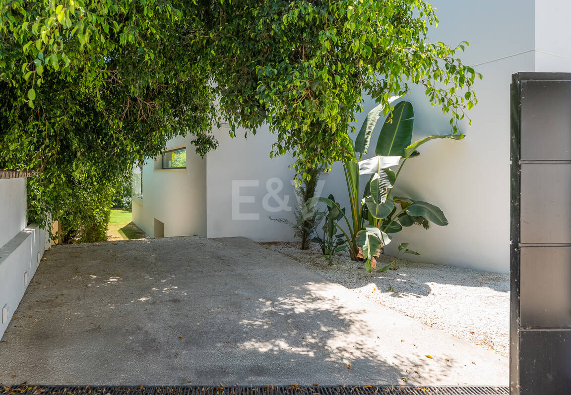 Schöne moderne Villa nur wenige Schritte vom Strand entfernt mit fantastischem Meerblick