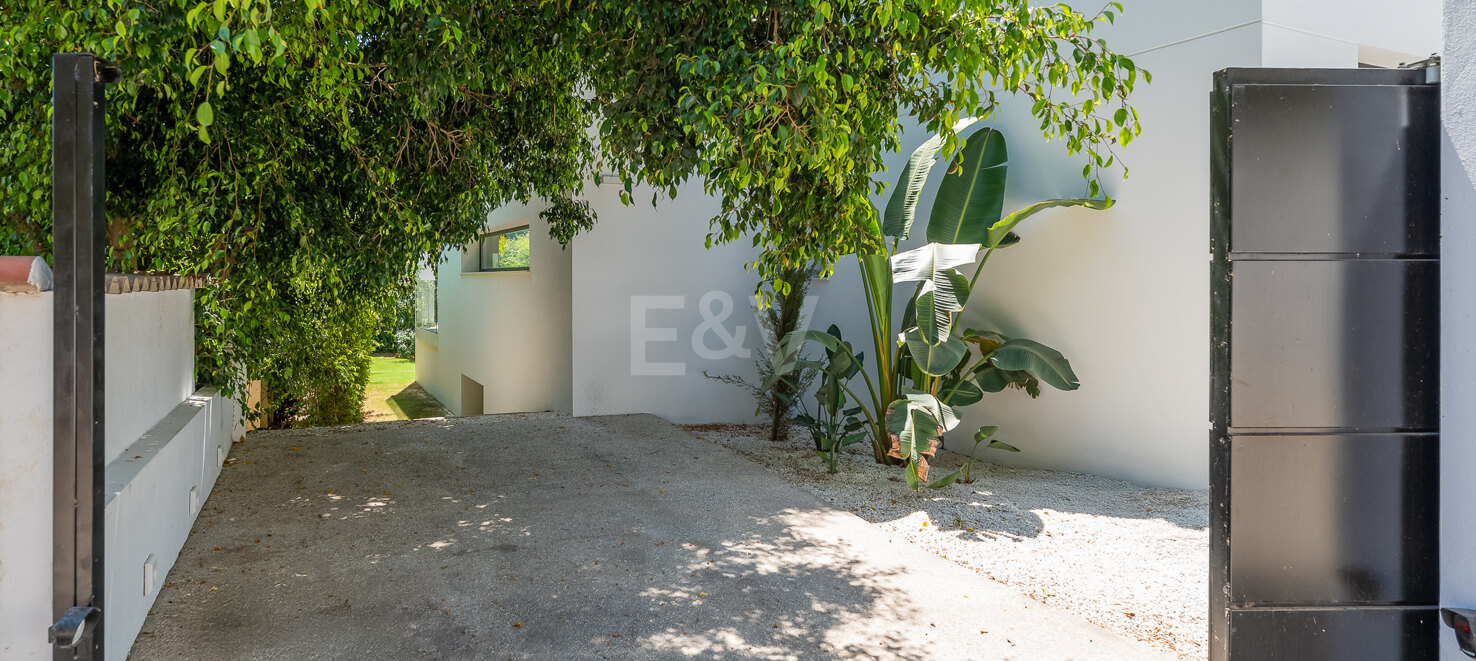 Beautiful Modern Villa steps from the Beach with Fantastic Sea Views