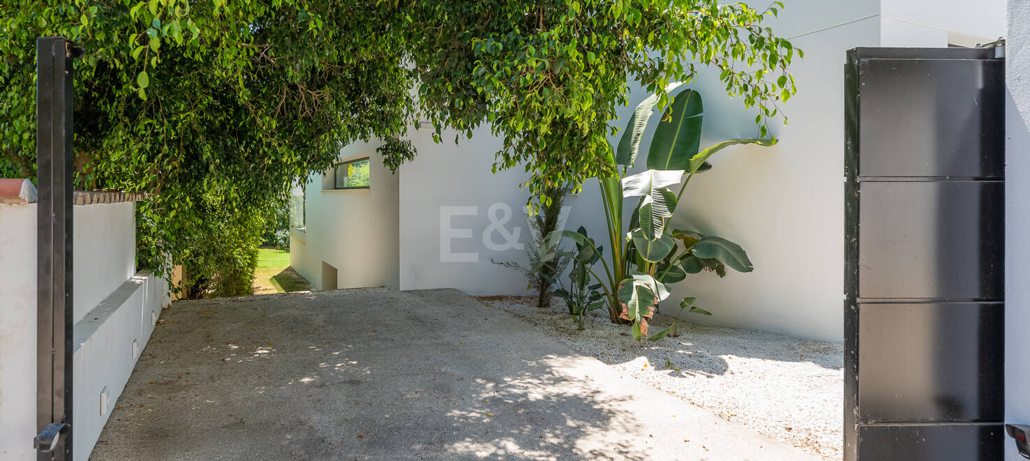 Beautiful Modern Villa steps from the Beach with Fantastic Sea Views