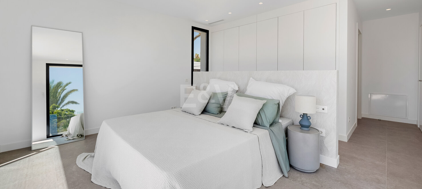 Beautiful Modern Villa steps from the Beach with Fantastic Sea Views