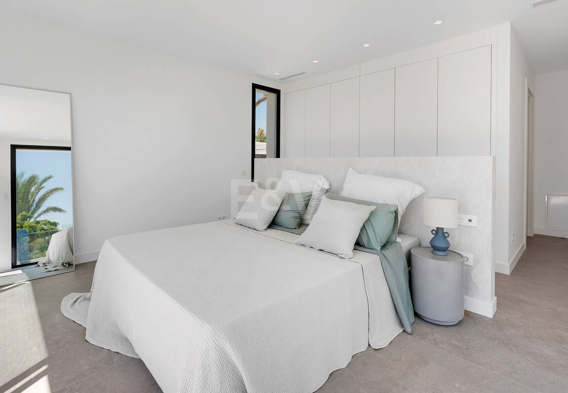 Schöne moderne Villa nur wenige Schritte vom Strand entfernt mit fantastischem Meerblick