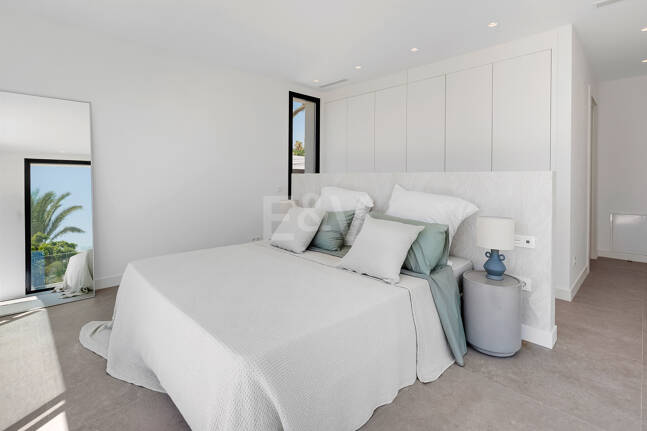 Schöne moderne Villa nur wenige Schritte vom Strand entfernt mit fantastischem Meerblick