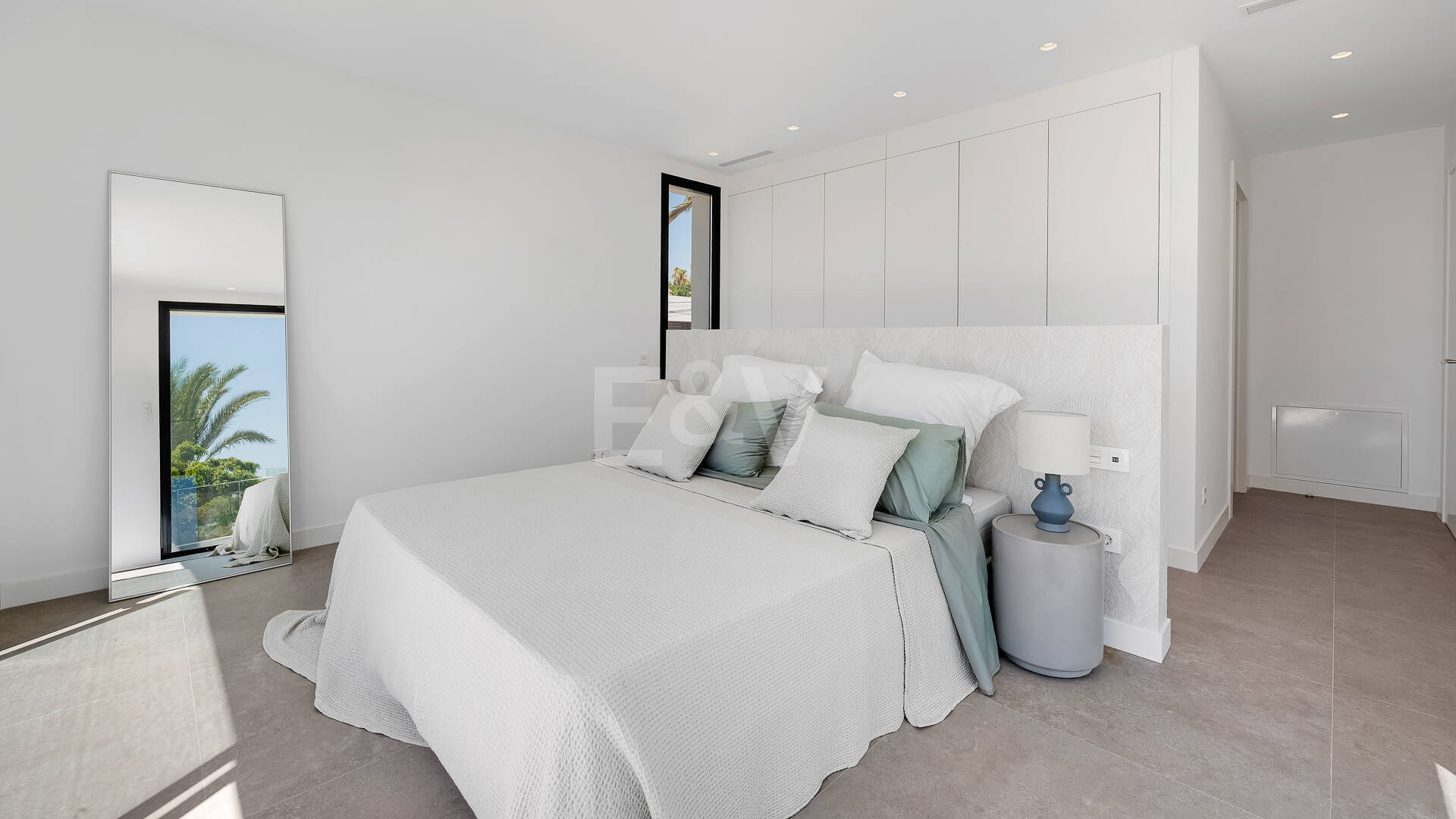 Hermosa villa moderna a pocos pasos de la playa con fantásticas vistas al mar