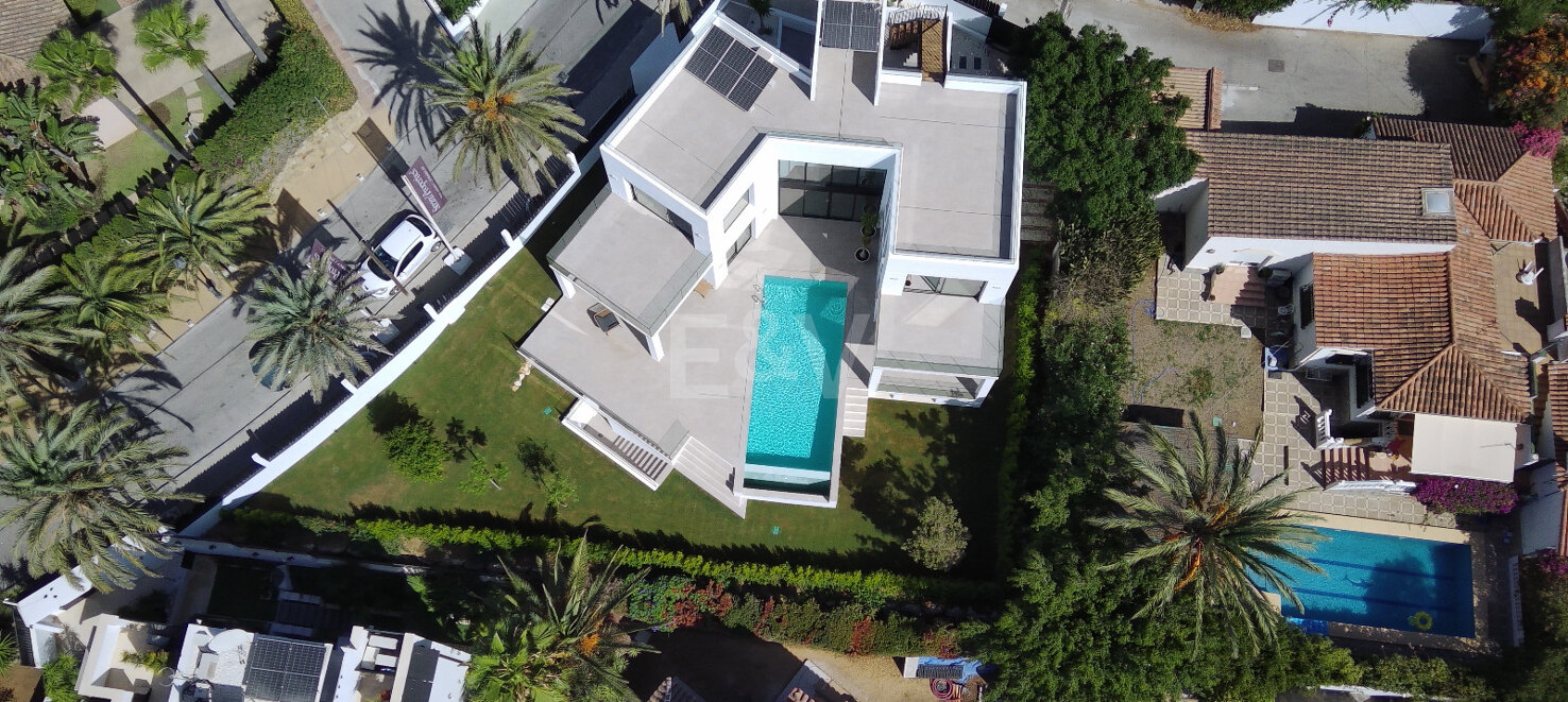 Modern villa with open sea views in Marbesa: