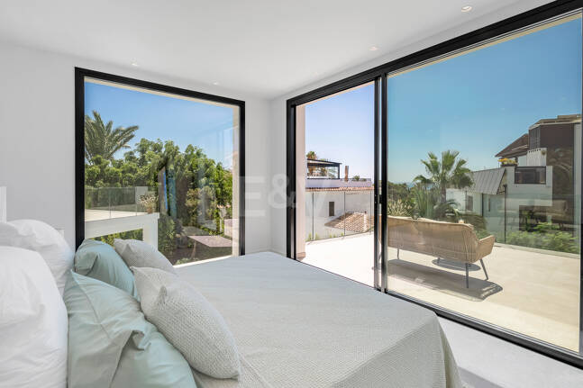 Schöne moderne Villa nur wenige Schritte vom Strand entfernt mit fantastischem Meerblick