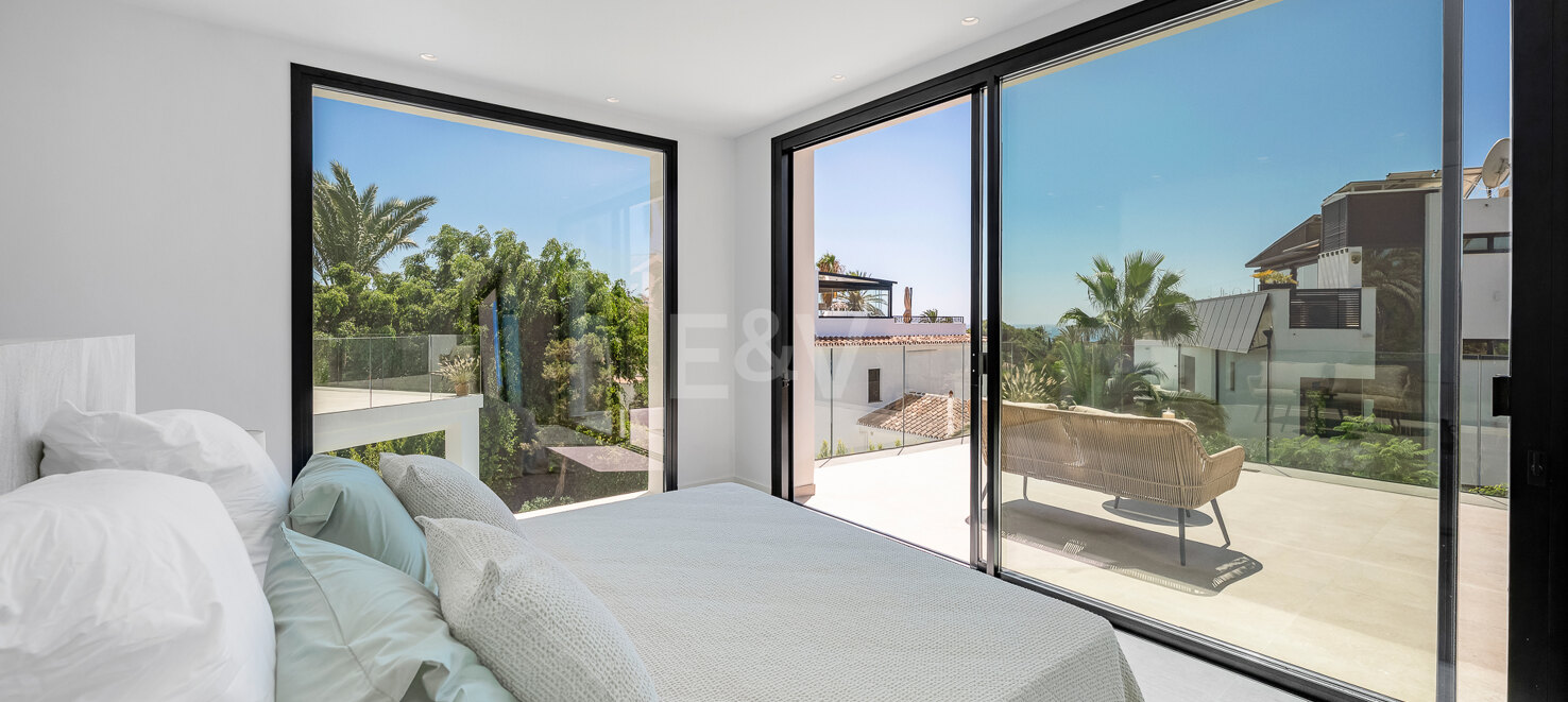 Beautiful Modern Villa steps from the Beach with Fantastic Sea Views