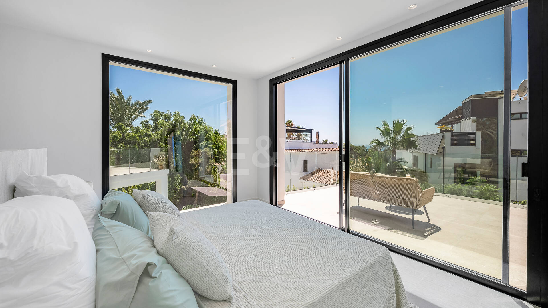 Schöne moderne Villa nur wenige Schritte vom Strand entfernt mit fantastischem Meerblick