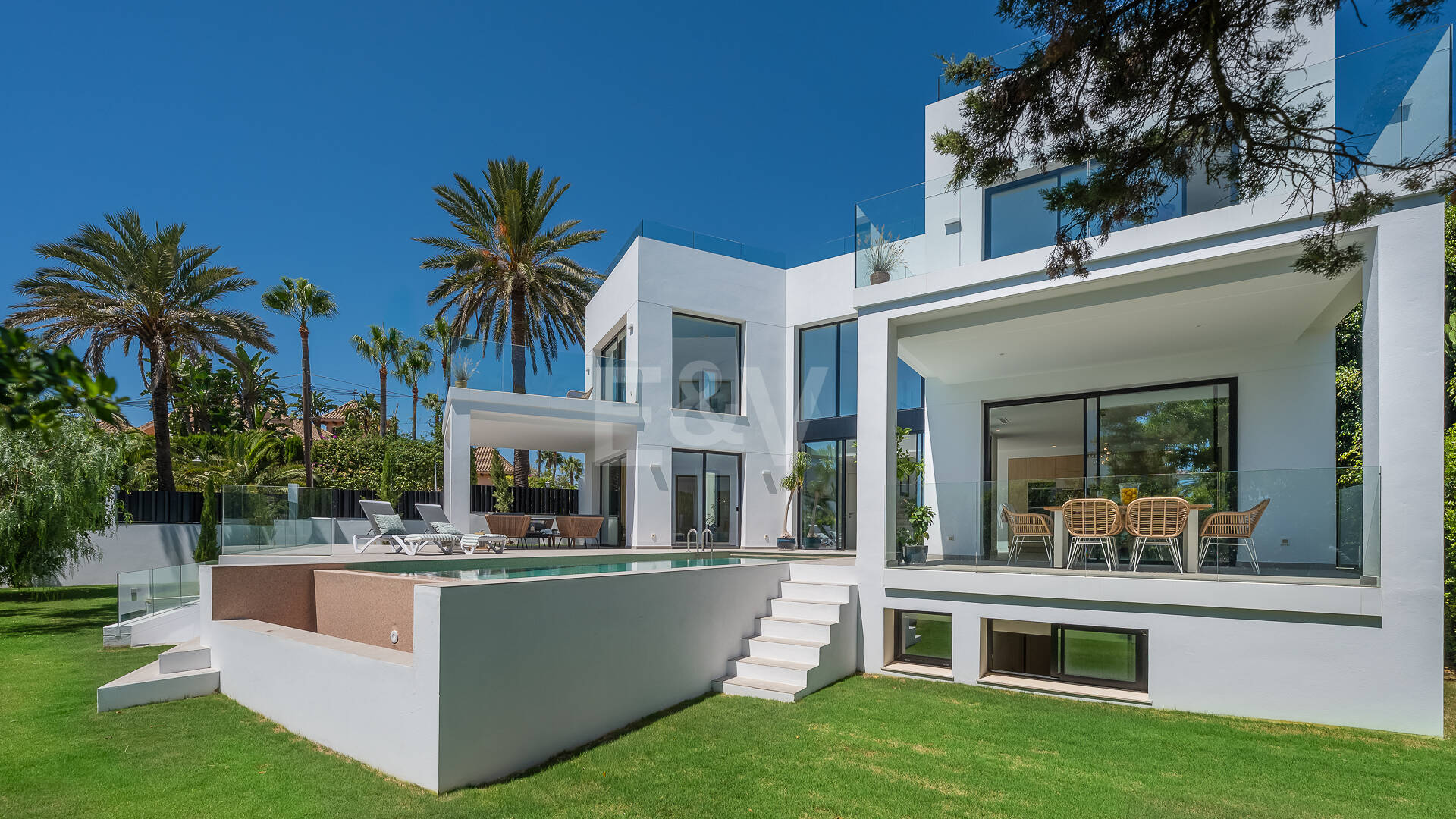 Hermosa villa moderna a pocos pasos de la playa con fantásticas vistas al mar