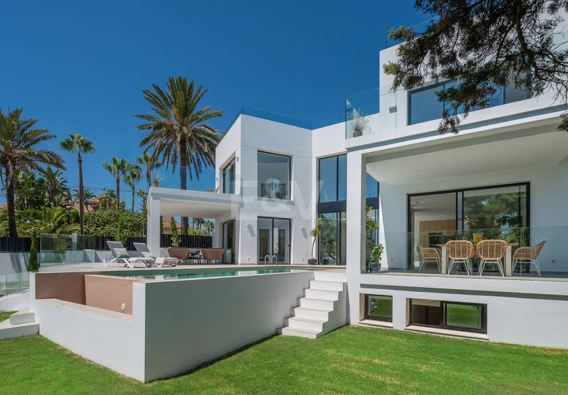 Schöne moderne Villa nur wenige Schritte vom Strand entfernt mit fantastischem Meerblick