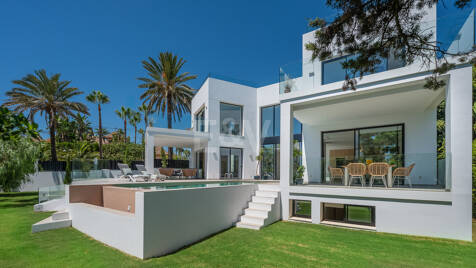 Beautiful Modern Villa steps from the Beach with Fantastic Sea Views