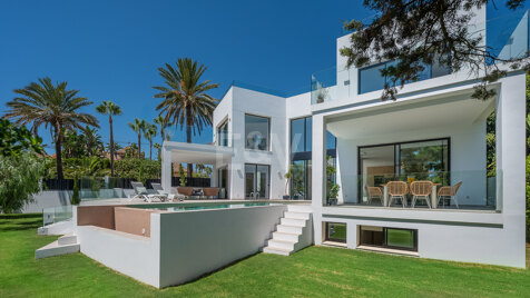 Schöne moderne Villa nur wenige Schritte vom Strand entfernt mit fantastischem Meerblick