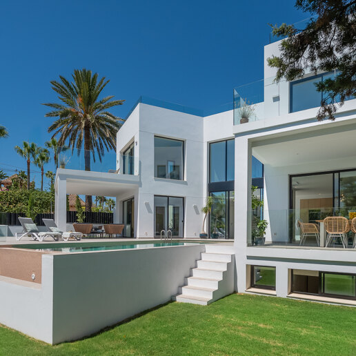 Beautiful Modern Villa steps from the Beach with Fantastic Sea Views