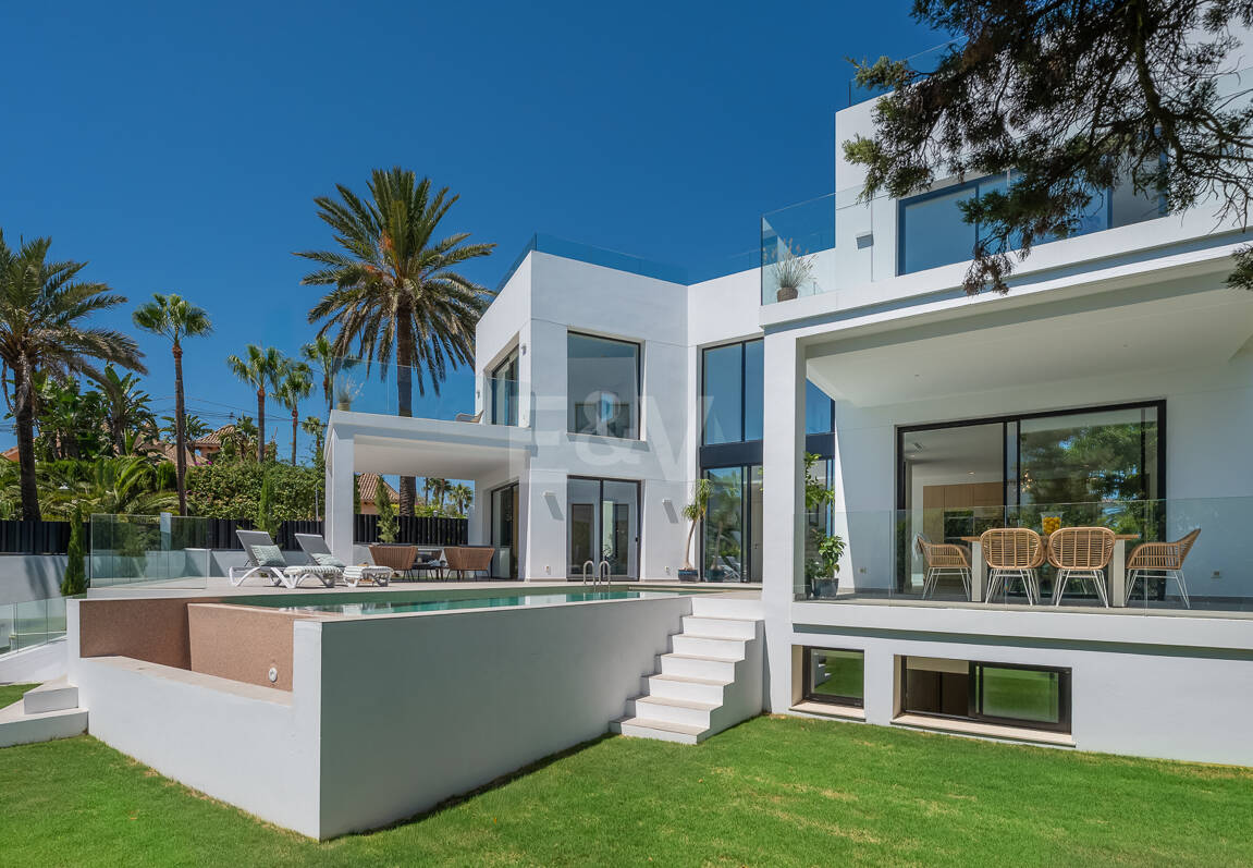 Schöne moderne Villa nur wenige Schritte vom Strand entfernt mit fantastischem Meerblick