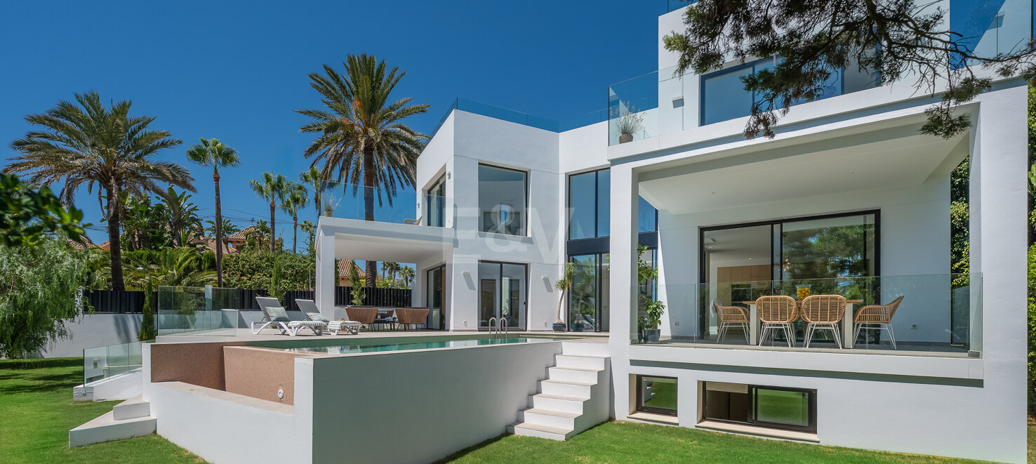 Beautiful Modern Villa steps from the Beach with Fantastic Sea Views