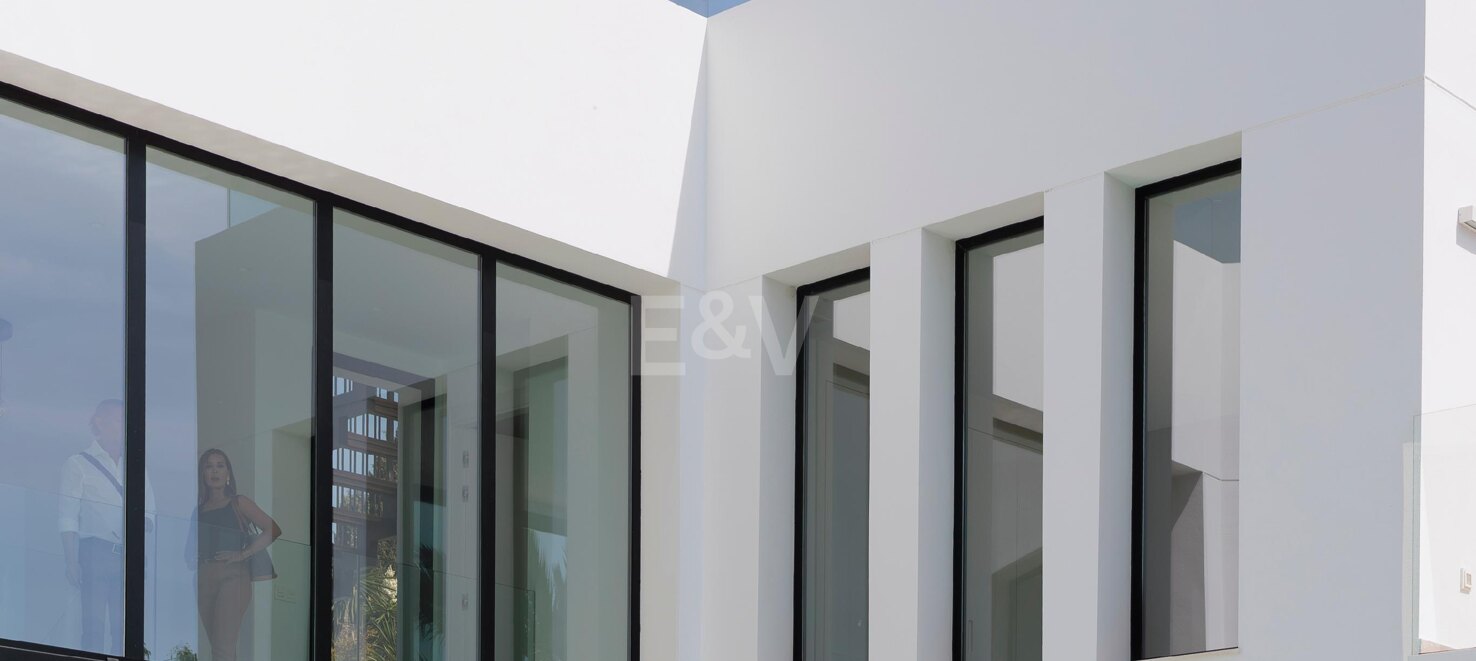 Modern villa with open sea views in Marbesa: