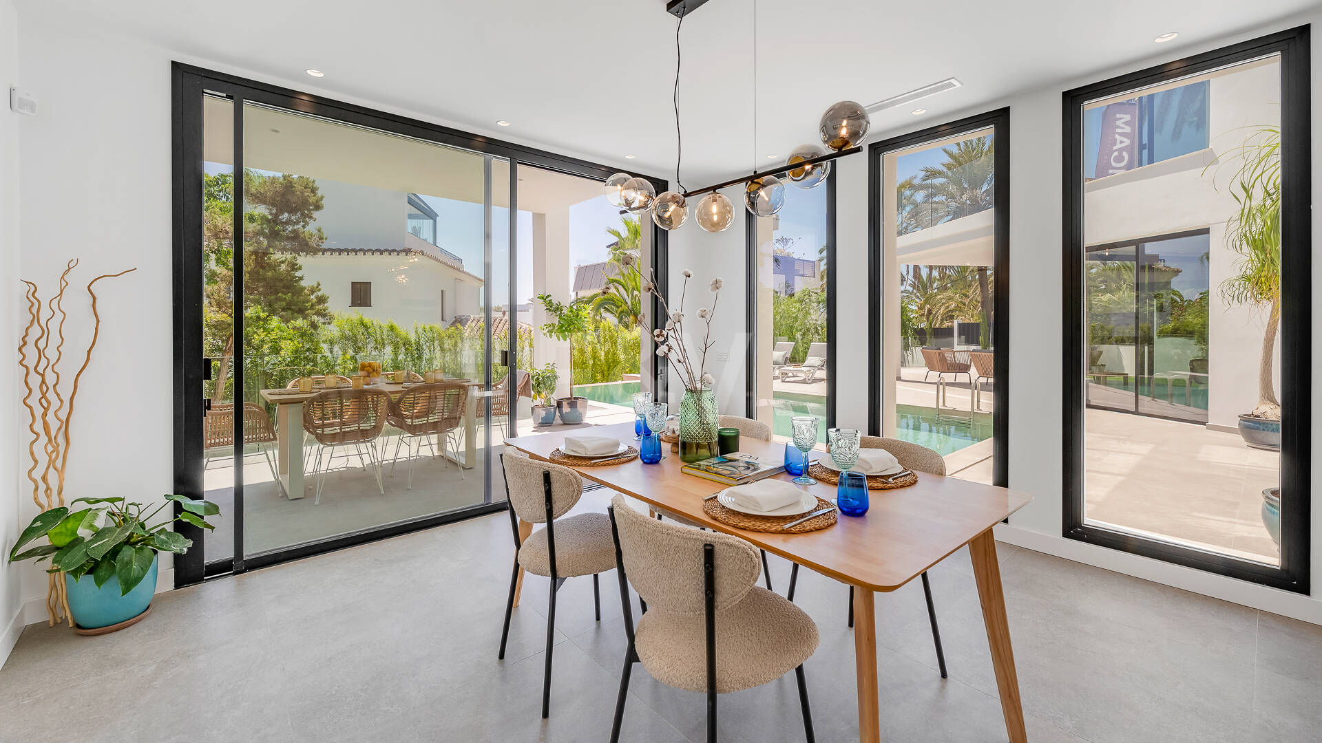 Hermosa villa moderna a pocos pasos de la playa con fantásticas vistas al mar