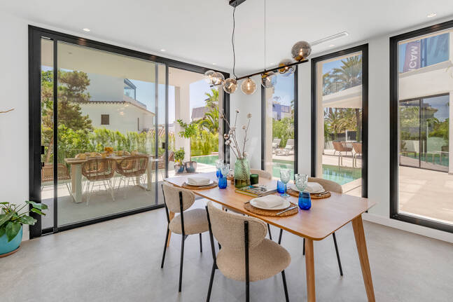 Schöne moderne Villa nur wenige Schritte vom Strand entfernt mit fantastischem Meerblick