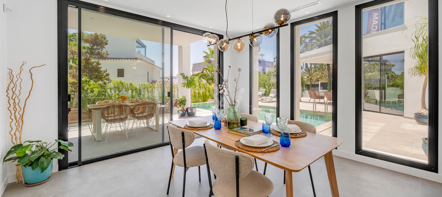 Beautiful Modern Villa steps from the Beach with Fantastic Sea Views