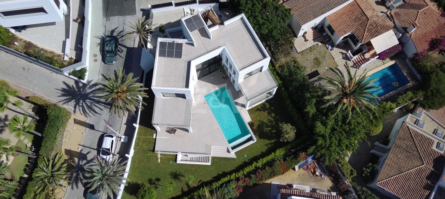 Modern villa with open sea views in Marbesa: