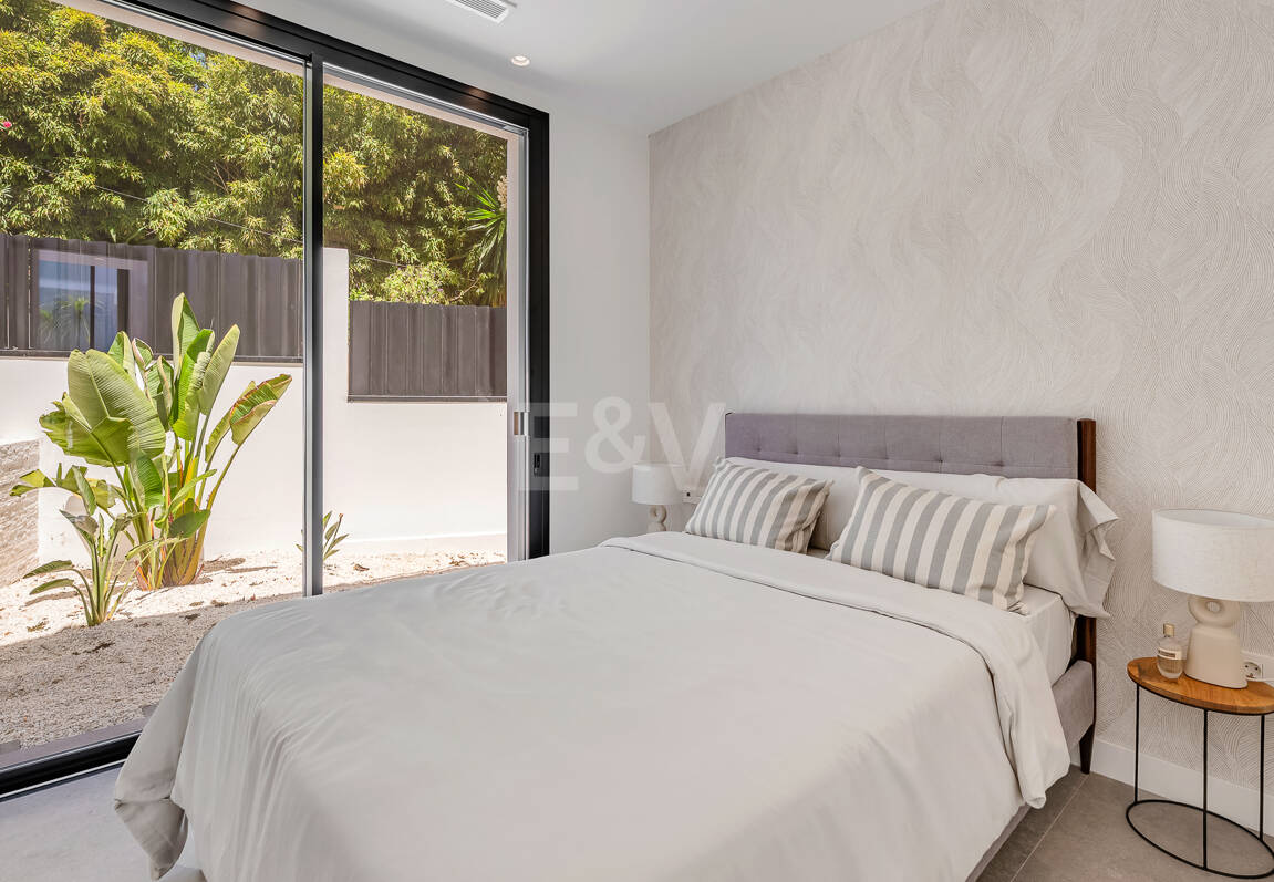 Schöne moderne Villa nur wenige Schritte vom Strand entfernt mit fantastischem Meerblick