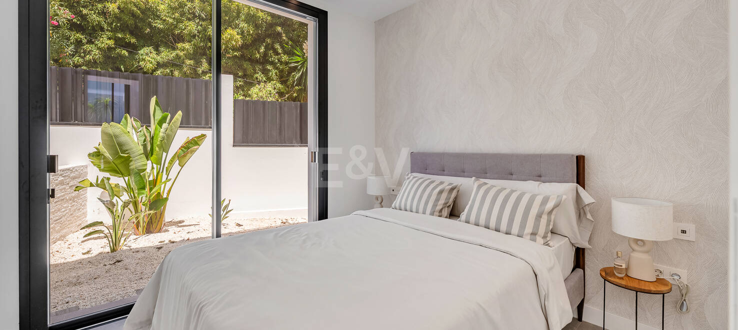 Beautiful Modern Villa steps from the Beach with Fantastic Sea Views