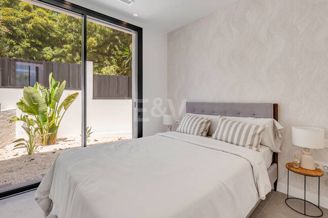 Schöne moderne Villa nur wenige Schritte vom Strand entfernt mit fantastischem Meerblick