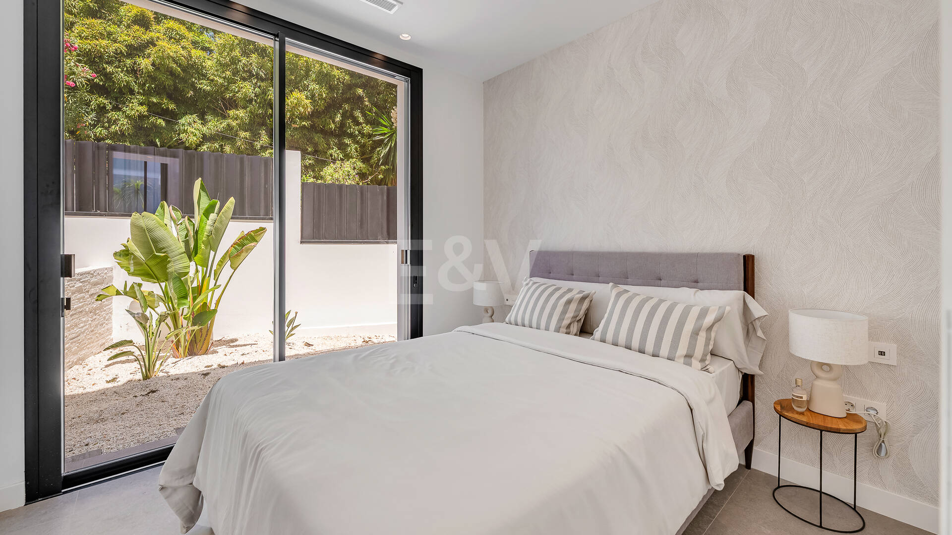 Hermosa villa moderna a pocos pasos de la playa con fantásticas vistas al mar